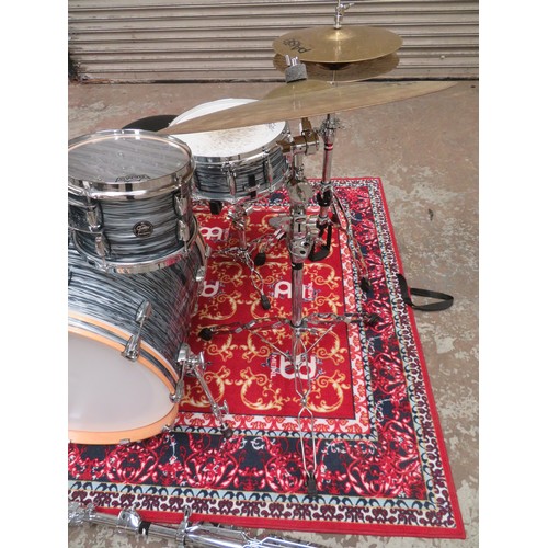 61 - Gretsch Renown grey pearl drumkit, including snare with stand, three tomtoms including floor tom, hi... 