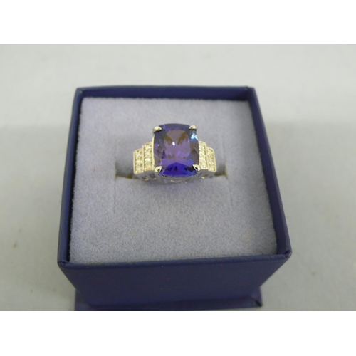 136 - Good 18ct white gold Art Deco style cushion cut tanzanite ring with diamond shoulders, tanzanite app... 