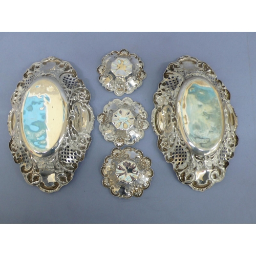 8 - Pair of Edwardian oval chased and pierced silver bonbon dishes, plus thee small dishes, Sheffield 18... 