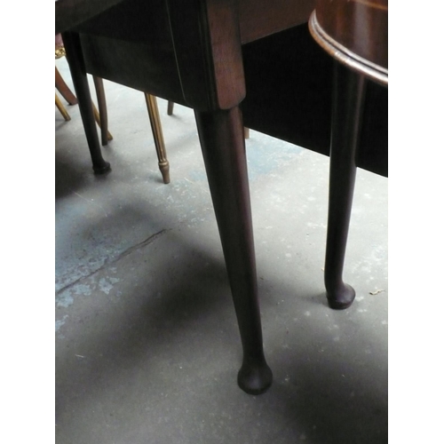 84 - A George III mahogany drop leaf small dining table with turned tapering legs and pad feet