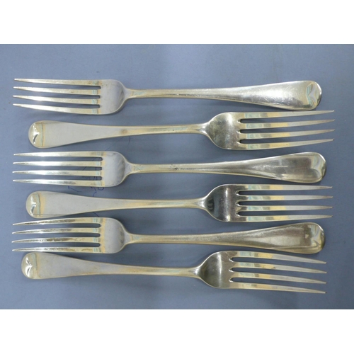 285 - A set of six GV table forks of plain form London 1914, 16 ozt., Maker J.H.B./H.B.