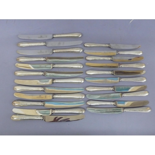 289 - A set of twelve silver handled Sheffield bladed dinner knives and ten smaller knives