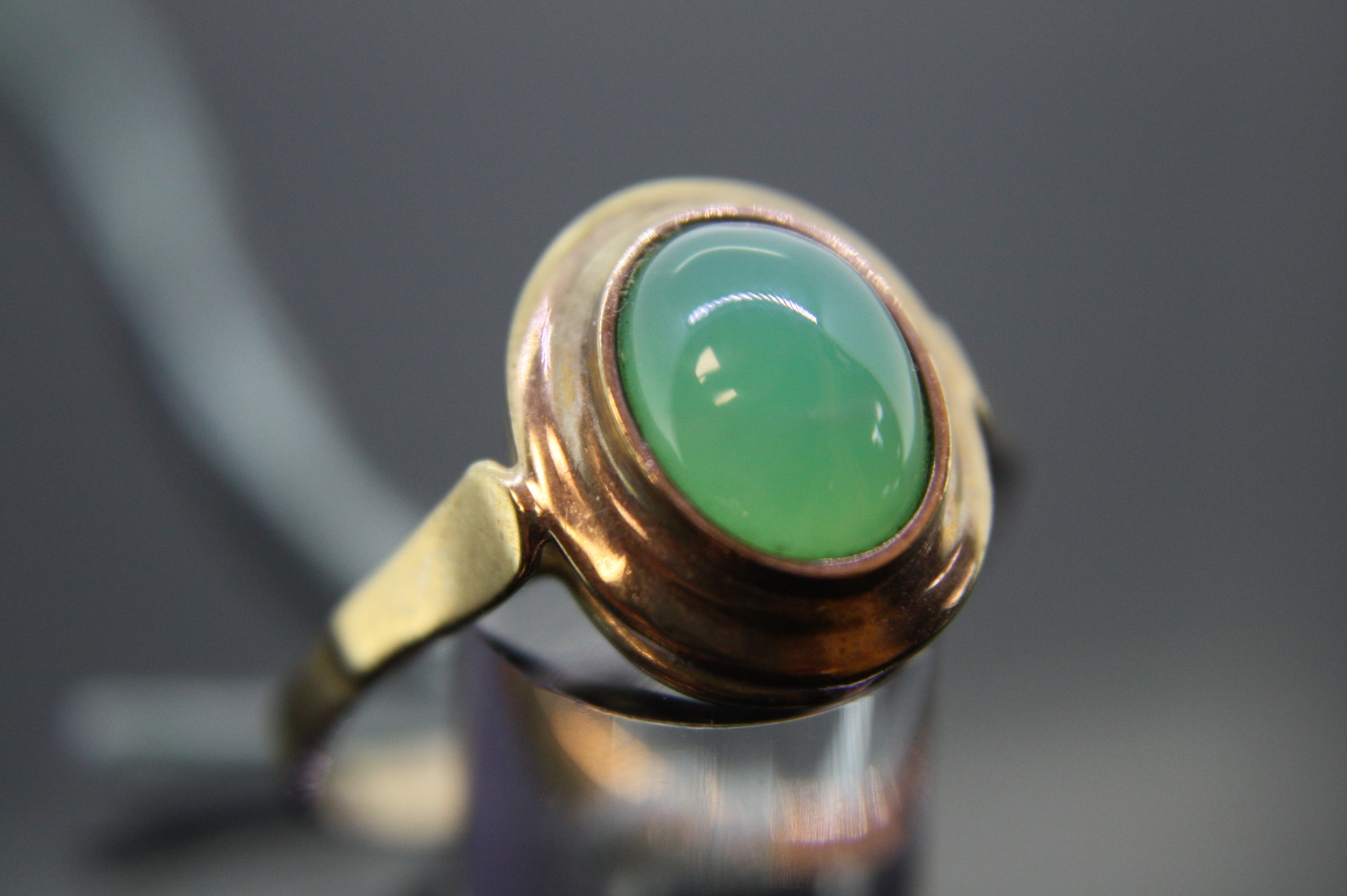 Gold marked 333 ring with jade cabochon stone, size S