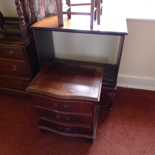 115 - A quantity of miscellaneous dark wood bedroom furniture including; chests of drawers and tables etc ... 