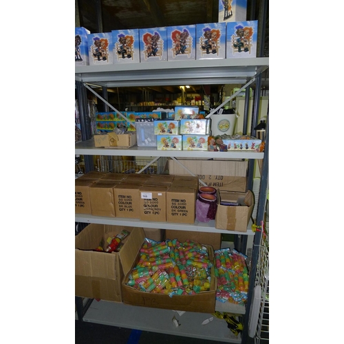 168 - A quantity of various gift / novelty items. Contents of 1 bay / 4 shelves