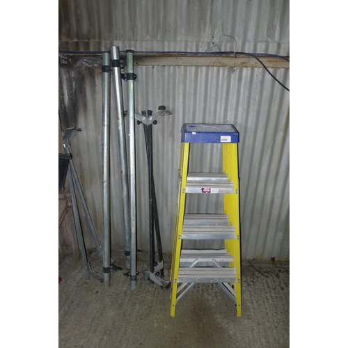 2066 - 2 steps of fibreglass / aluminium step ladders and 7 various roof bars