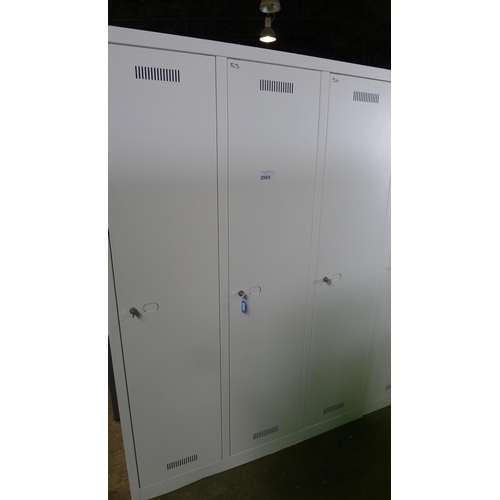 2069 - 1 grey metal three person personnel lockers supplied with 3 keys (old type £1 coin required to relea... 