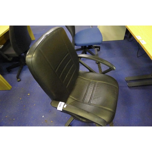 1195 - 1 black upholstered office swivel chair