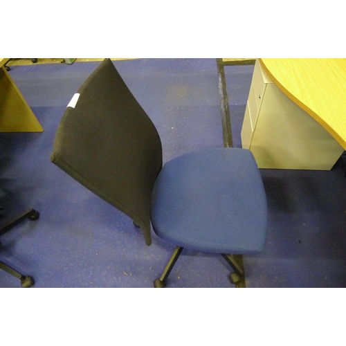 1196 - 1 blue / black upholstered office swivel chair