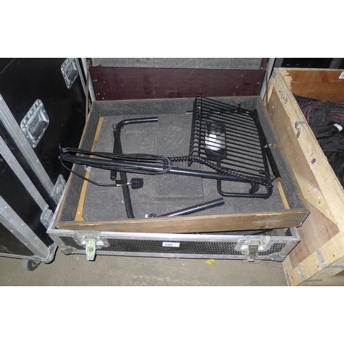 599 - 1 flight case containing a 3 RAT opera stands with lights