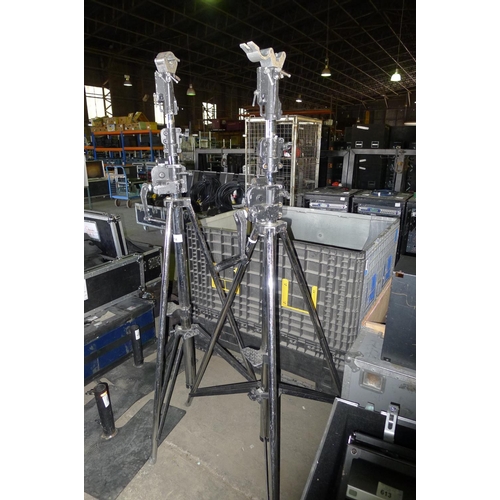 614 - 2 tripod stands by Doughty type Easystand 55510 & 2 tank trap stands by Doughty 48mm