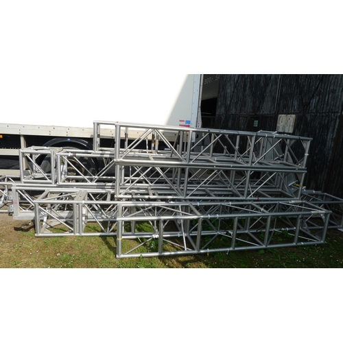 631 - A quantity of various heavy duty alloy truss by Tomcat comprising of 4 straight lengths with base pl... 