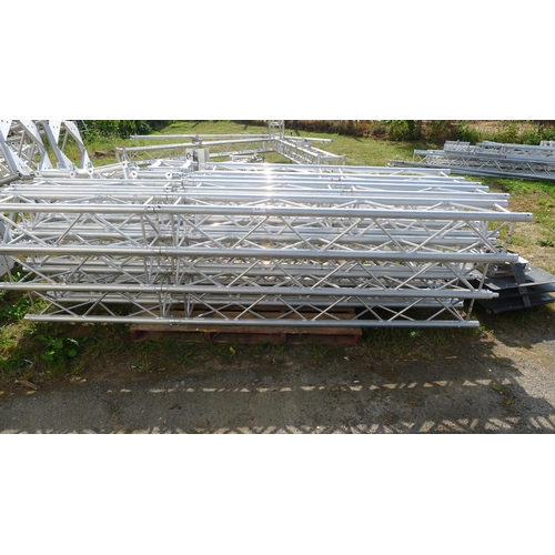 634 - A quantity of standard alloy truss by Milos type M290V including 1m lengths, 2m lengths, base plates... 