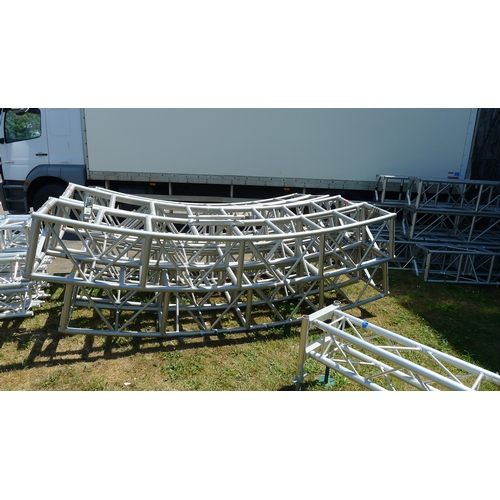 631 - A quantity of various heavy duty alloy truss by Tomcat comprising of 4 straight lengths with base pl... 