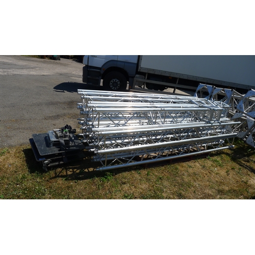 634 - A quantity of standard alloy truss by Milos type M290V including 1m lengths, 2m lengths, base plates... 