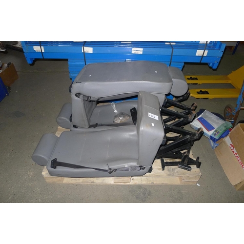 2124 - 3 vehicle seats with sub frames