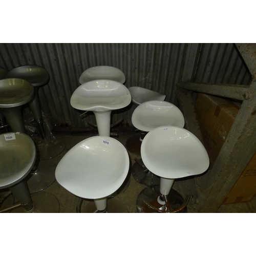 1019 - 6 white stools