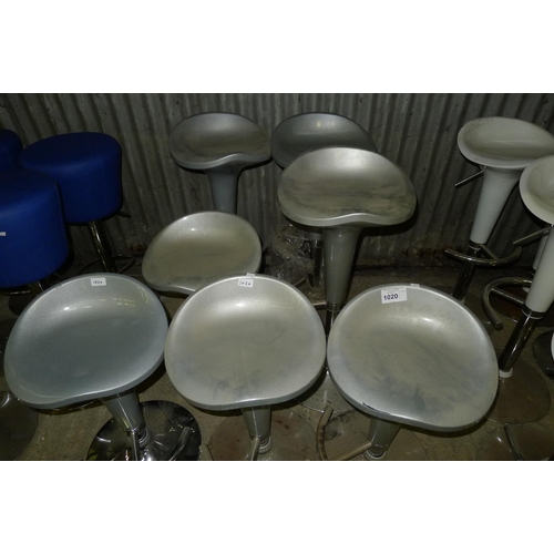 1020 - 7 grey stools