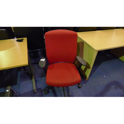 1176 - 1 red upholstered office swivel chair