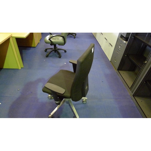 1177 - 1 black upholstered office swivel chair