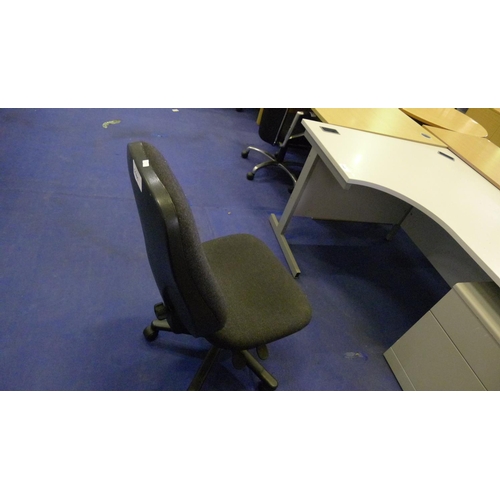 1181 - 1 black upholstered office swivel chair - armless