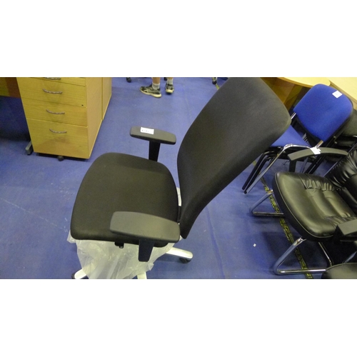 1217 - 1 black upholstered office swivel chair by Konig & Neurath