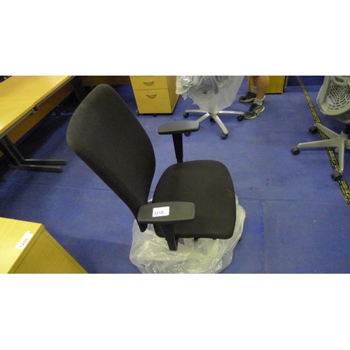 1218 - 1 black upholstered office swivel chair by Konig & Neurath