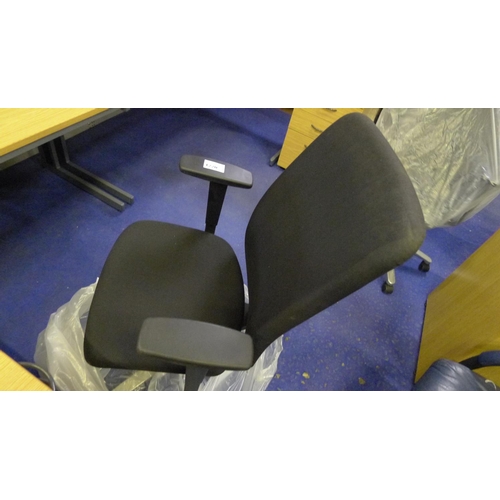 1220 - 1 black upholstered office swivel chair by Konig & Neurath