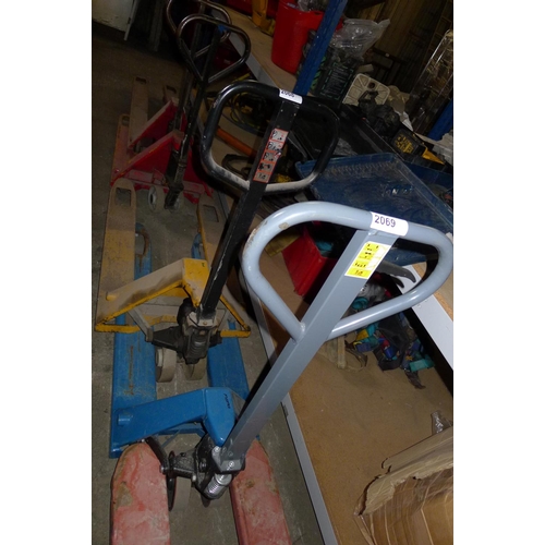 2069 - 1 blue metal pallet truck capacity approx 1200kg