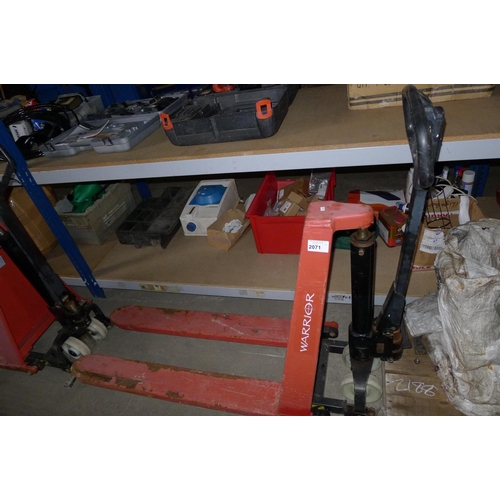 2071 - 1 high lift pallet truck by Warrior capacity approx 1000kg