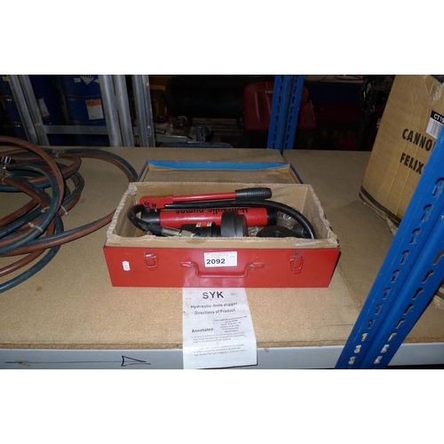 2092 - 1 hand operated hydraulic sheet metal punch kit with various accessories in red metal case type SYK1... 