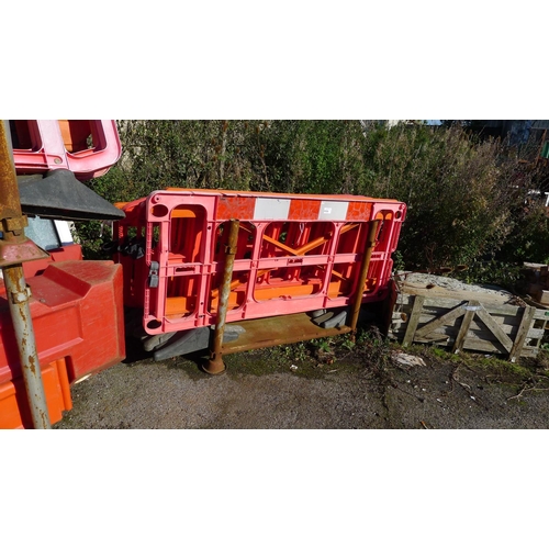 2529 - A quantity of various plastic barriers. Contents of one stillage which is not included