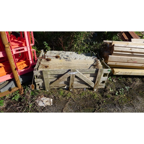 2530 - 1 wooden crate containing 4 stone steps