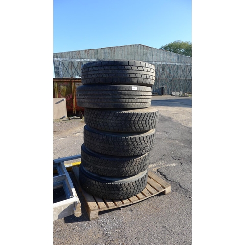 2533 - 6 various part worn lorry tyres (4 fitted on rims)