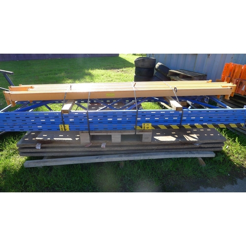 2543 - A quantity of orange / blue metal pallet racking comprising of 3 uprights at 3.05m high / 90cm deep ... 