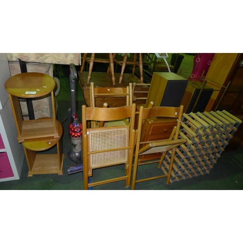 112 - 2 coffee tables, 1 Dyson vacuum cleaner type DC50, 4 folding chairs, 2 speakers, 1 bedside cabinet, ... 