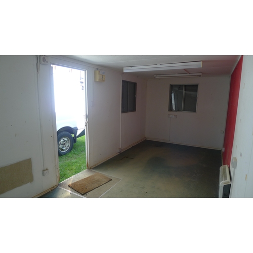 2541 - A metal anti vandal single room site office container approx 6.32m x 2.74m (20 foot) with key