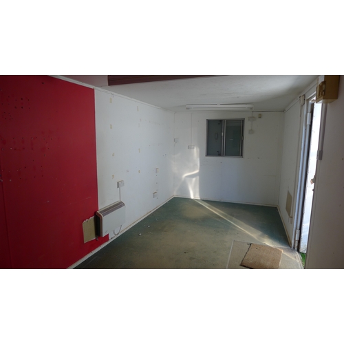 2541 - A metal anti vandal single room site office container approx 6.32m x 2.74m (20 foot) with key