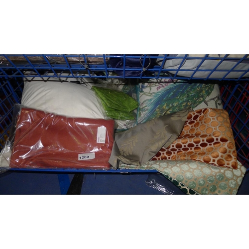 1289 - A quantity of various items including cushions, cushion covers,  table cloths etc. Contents of one m... 