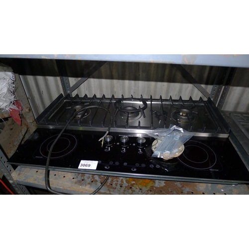 3069 - 1 wide kitchen hob by Kitchen Aid with 3 gas rings and 2 electric rings