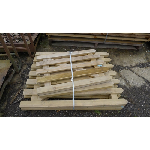 3318 - 5 various sections of low picket fence