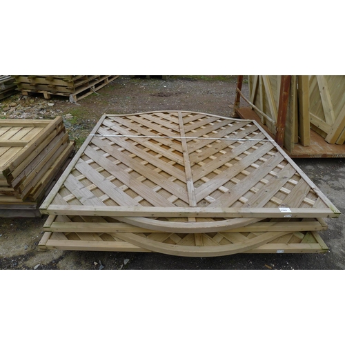 3320 - 6 lattice bow top fence panels each 1.8m wide / 1.8m high