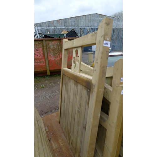 3323 - 1 decorative wooden gate (shamrock) approx 1.12m x 1.52m