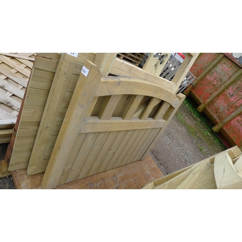 3324 - 1 bow top gate approx 1.38m x 1m