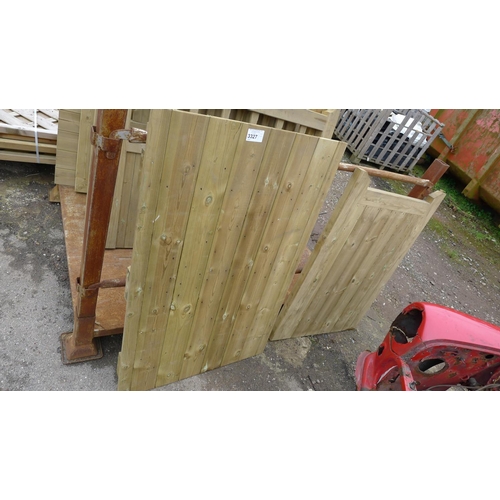 3327 - 2 small wooden gates, 1 at 76cm wide & 1 at 80cm wide (1 is damaged)