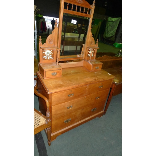 733 - A light mahogany dressing chest with a swing mirror, 2 trinket drawers, 2 short and 2 long drawers u... 