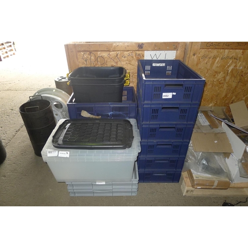 2082 - A quantity of various plastic stacking crates