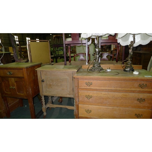 747 - A small bedroom chest of 3 drawers and two bedroom cabinets