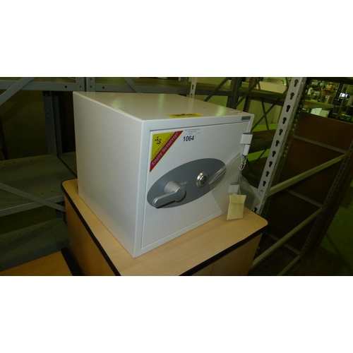 1064 - 1 fire resisting safe by Phoenix type Titan II FS1280 series RRP £175 supplied with 2 keys (keys in ... 