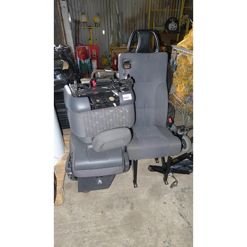 2042 - 3 vehicle seats